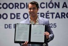 Felifer Macías aa la firma del Convenio