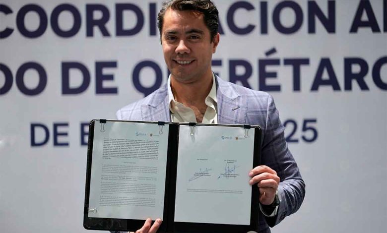 Felifer Macías aa la firma del Convenio