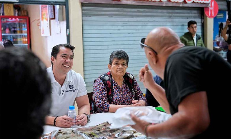 Dialoga Felifer Macías con locatarios del Mercado El Tepetate
