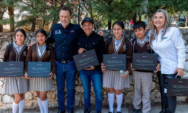 Equipa Gobernador con computadoras a estudiantes de Landa de Matamoros
