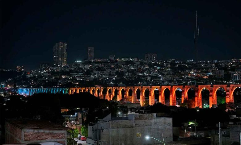 Iluminan Los Arcos queretanos para concientizar sobre la neurodivergencia