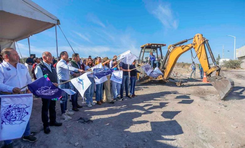 hepe Guerrero da señal de inicio para urbanización de la calle Nochebuena en Valle de Los Pinos