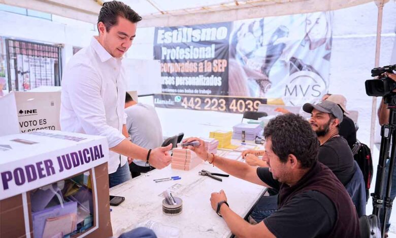 Ejerce Felifer Macías su derecho a votar